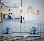 Oszillationen/Fliegende Häuser, 2018 

Lichtinstallation 7-teilig, Papier, LED, Messing, Aluminium auf Holz, 30 x 170 x 40 cm

AUSRUFPREIS: 1400.-
