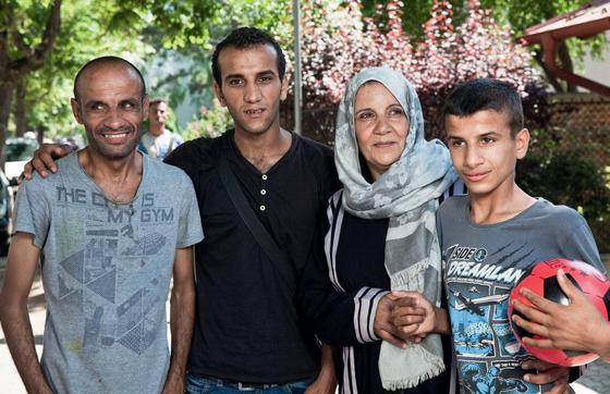 Familienportrait. Eine toughe Mutter (51) mit ihren Söhnen. | Foto: Karin Wasner