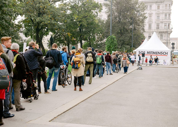 Zu den Wiener Gemeinderatswahlen 2015 fand am 6. Oktober die erste Wiener Pass Egal Wahl statt. Mehr als 1.200 Menschen mit Pässen aus 75 Ländern setzten ein Zeichen für ein demokratischeres Wien und nahmen dafür eine aufgrund des großen Andrangs tei