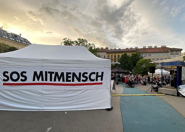 Dank zahlreicher Kooperationspartner:innen konnte 2025 an wienweit über 40 Standorten eine Pass Egal Wahl-Stimme abgegeben werden. Den Abschluss stellte ein stimmungsvolles Demokratiefest inkl. Wahlzelt am Ottakringer Yppenplatz dar.