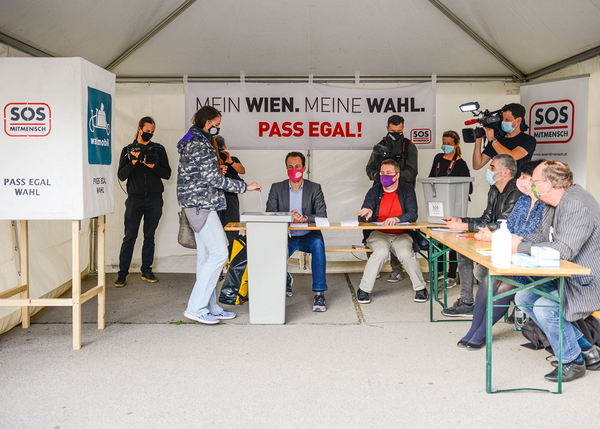 Die zweite Wiener Pass Egal Wahl wurde auf Grund der Corona-Pandemie weitgehend als Briefwahl organisiert. Mehr als 1.500 Wiener:innen ohne österreichischen Pass gaben ihre Stimme ab, einige wenige im Rahmen der bewusst klein gehaltenen Abschlussvera