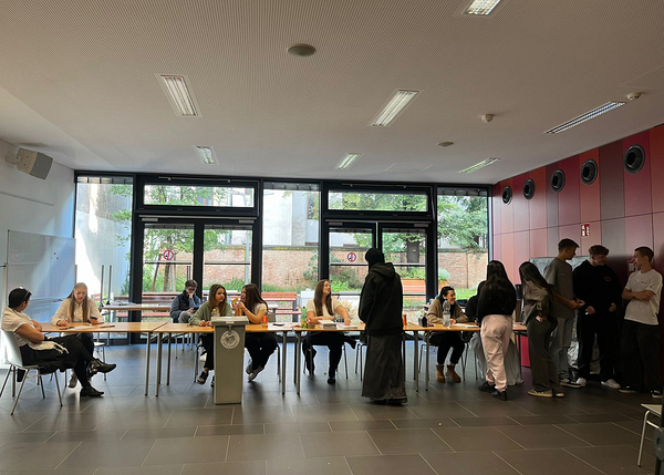 Auch die Pass Egal Wahl an Schulen war 2024 sehr erfolgreich und so groß wie nie zuvor. Mehr als 12.200 Schüler:innen gaben an 74 Schulen österreichweit ihre Stimme für eine inklusive Demokratie und Solidarität ab. 