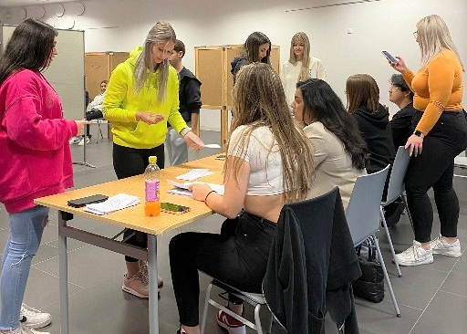Zum Anlass der Bundespräsidentschaftswahl 2022 breitete SOS Mitmensch erstmals das Projekt Pass Egal Wahl in Schulen österreichweit aus. Und das mit großem Erfolg: Es beteiligten sich mehr als 4.500 Schüler:innen an 50 Schul-Standorten. Lehrer:innen 