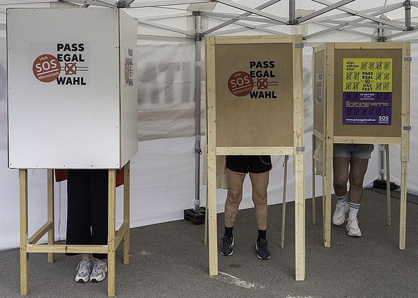 Scrolle dich hier durch Bilder und Eindrücke von Pass Egal Wahl-Aktionen der letzten Jahre.
Zuletzt fand im April 2025 die dritte Wiener Pass Egal Wahl statt. Fast 10.000 Wiener:innen machten mit, viermal so viele wie bei der letzten Wiener Pass Ega