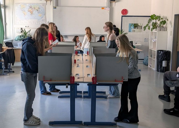 Auch das Projekt Pass Egal Wahl an Schulen wurde 2025 mit großem Erfolg an mehr als 30 Wiener Schulen umgesetzt. Mehr als 5.700 Wiener Schüler:innen nahmen an dem einzigartigen Demokratieprojekt von SOS Mitmensch teil. 