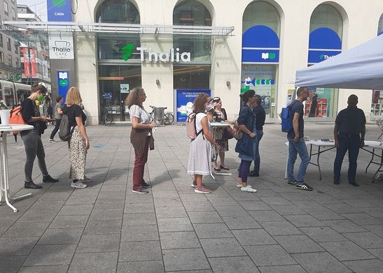 Im September 2021 organisierte die Initiative "DEM21 - Die oö. Initiative für mehr Demokratie" in Kooperation mit SOS Mitmensch erstmals eine Pass Egal Landtagswahl außerhalb von Wien. Mehr als 1.500 Oberösterreicher:innen machten mit, unter anderen 