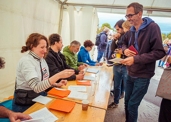 Fast 1.900 Menschen ohne österreichischen Pass gaben – dem Wahlausschluss zum Trotz – ihre Stimme ab und setzten ein starkes Zeichen für mehr Demokratie. Im Bild zu sehen ist ein Blick in das Pass Egal Wahlzelt am Wiener Heldenplatz.