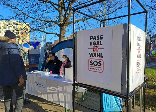 Mehrere lokale Initiativen haben 2023 gemeinsam mit SOS Mitmensch erstmals eine Pass Egal Wahl zu einer Niederösterreichischen Landtagswahl durchgeführt. Mehr als 5.000 Niederösterreicher:innen haben ihre Stimme für mehr Demokratie abgegeben. Es gab 