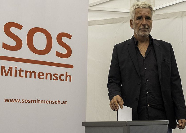 Der Kabarettist und langjährige Pass Egal Wahl-Unterstützer Dirk Stermann bei der Stimmabgabe beim Pass Egal Wahl Abschlussfest am Wiener Yppenplatz.